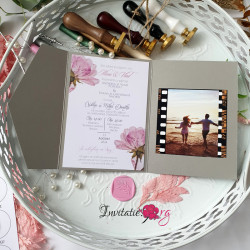 Invitatie de nunta cu flori roz pastel si poza mirilor